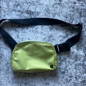 EVERYWHERE BELT BAG *1L (NEVER WORN)